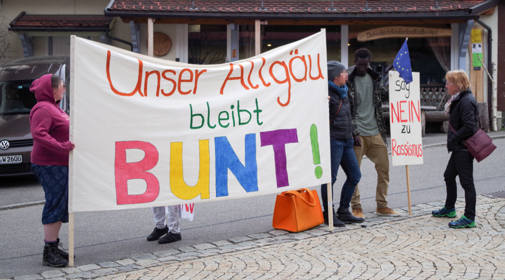 »Unser Allgäu bleibt Bunt!« Protestbanner am 12. April 2018 vor dem Wahlkampfauftakt der AfD Allgäu in Weitnau.