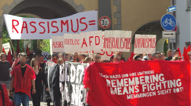 »Farbe bekennen für eine solidarische Gemeinschaft«: Rund 220 Menschen demonstrieren am 21. April in Memmingen.