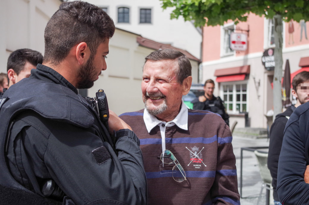 »Das habe ich alles Abgeschrieben«: Der Ex-Polizist Werner Göpel zeichnet sich für das Bürgerbegehren gegen die Moschee in Kaufbeuren verantwortlich.
