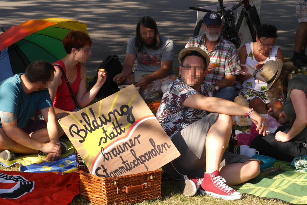 Bunte Decken, Nudelsalat, Sommersonne, super Stimmung: Rund 500 Menschen picknicken gegen einen AfD-Bürgerdialog im Kultur- und Kongresszentrum Weingarten. Alle Photos: Made Höld