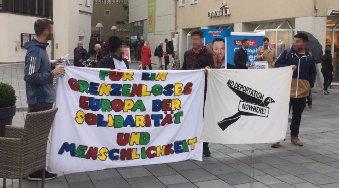 Rund ein Dutzend Menschen protestieren am 1. September 2018 spontan gegen einen Wahlkampfinfostand der AfD Unterallgäu in Memmingen.