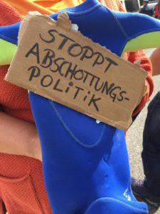 Gegen Ankerzentren und rechte und rassistische Hetze demonstrierten 250 Menschen am 22. September 2018 durch Kempten.