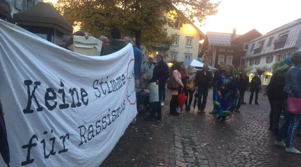 Unter dem Motto »Oberstaufen bleibt bunt« haben sich am 11. Oktober 2018 rund 140 Menschen getroffen, um für ein solidarisches und weltoffenes Oberstaufen einzustehen.