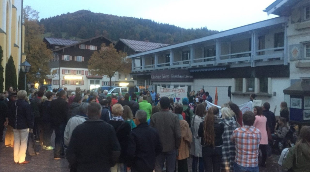 Unter dem Motto »Oberstaufen bleibt bunt« haben sich am 11. Oktober 2018 rund 140 Menschen getroffen, um für ein solidarisches und weltoffenes Oberstaufen einzustehen.
