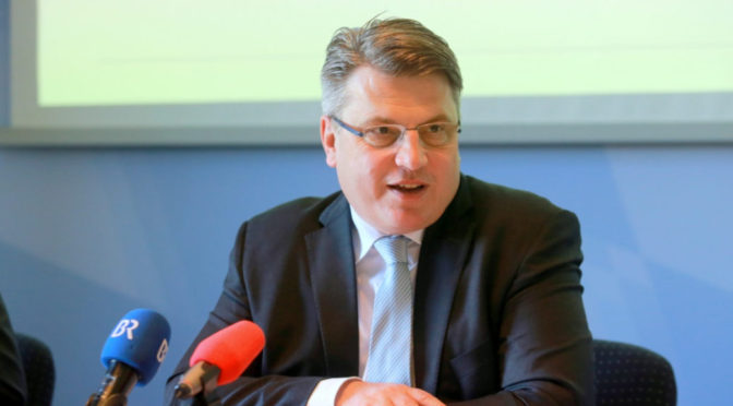 Justizminister Bausback, von dem Rolf Schlotterbeck sich und sein und sein »privates kommerzielles Instrument zweimal nacheinander entehrt« wähnt.