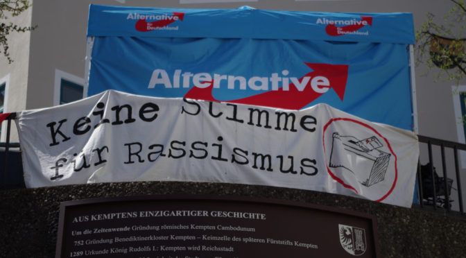 Mehr als ein Dutzend Menschen protestiert spontan gegen einen Infostand zum Auftakt des Europawahlkampfes der AfD in Kempten.