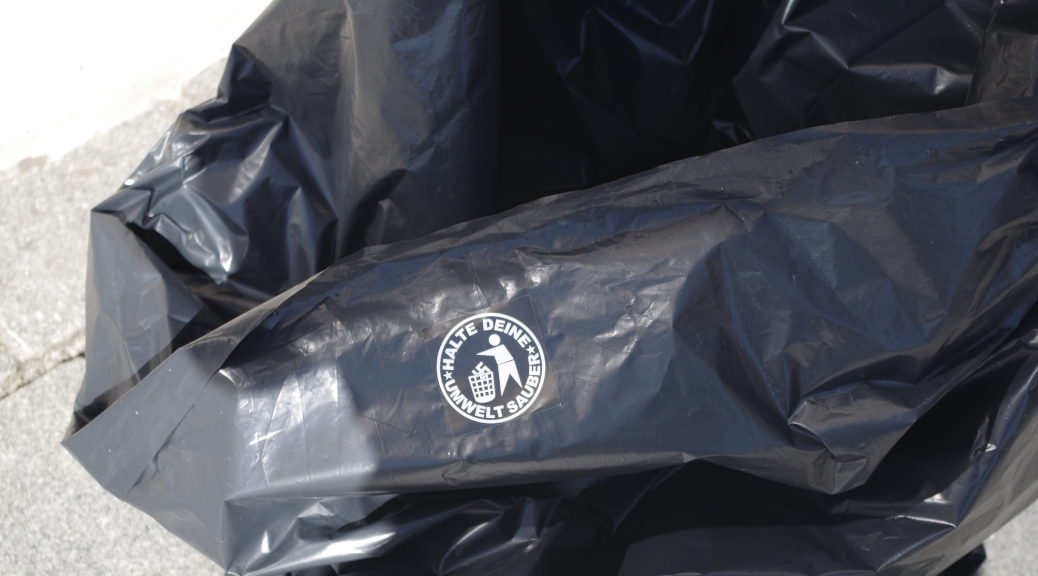 AfD-Kritiker boten Passanten Müllsäcke, in denen das Material der Rechtsaußen-Partei entsorgt werden soll.