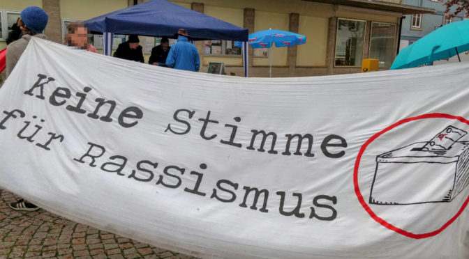 Keine Stimme für Rassismus protestiert am 27. April 2019 gegen Infostand zum Europawahlkampf der AfD in Lindenberg.