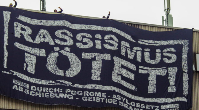 »Rassismus tötet!« Unter dem Jubel des antifaschistischen Demonstrationszugs entrollten Unbekannte am 18. März 2019 dieses riesige Transparent vvm Dach des Karstadt in Memmingen.