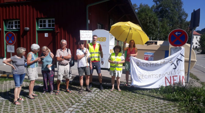Gegner von Lama Ole Nydahl's Diamantweg-Buddhismus demonstrieren am 11. August 2019 in Immenstadt. (Photo: Christoph Schultheiß)