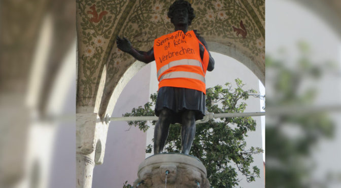 Aktivisten der Seebrücke brachten unter anderem an der Heiligenstatue auf dem Kirchplatz in Kempten eine Rettungsweste mit der Aufschrift »Seenotrettung ist kein Verbrechen« an.