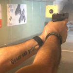 Anhänger von Uniter Österreich postet ein Bild mit einer Glock 17 am Schießstand. In den Arm des Schützen mit den englischen Worten für »Ehre und Stolz« ein bei Neonazis beliebtes Motiv eintätowiert.