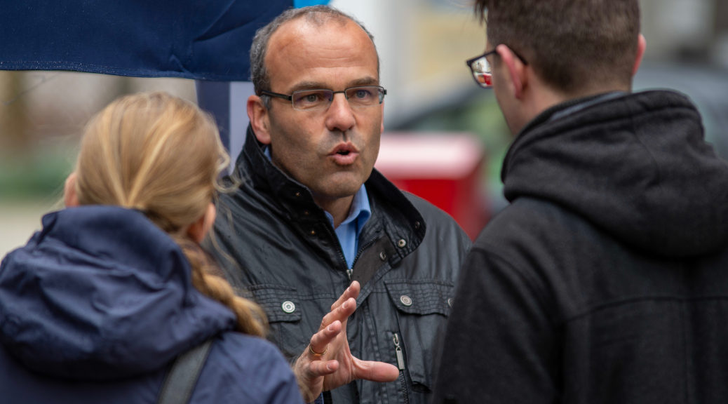 Rainer Rothfuß diskutiert während eines Infostandes zum Europawahlkampf der AfD am 27. April 2019 in Lindenberg mit Gegendemonstranten.
