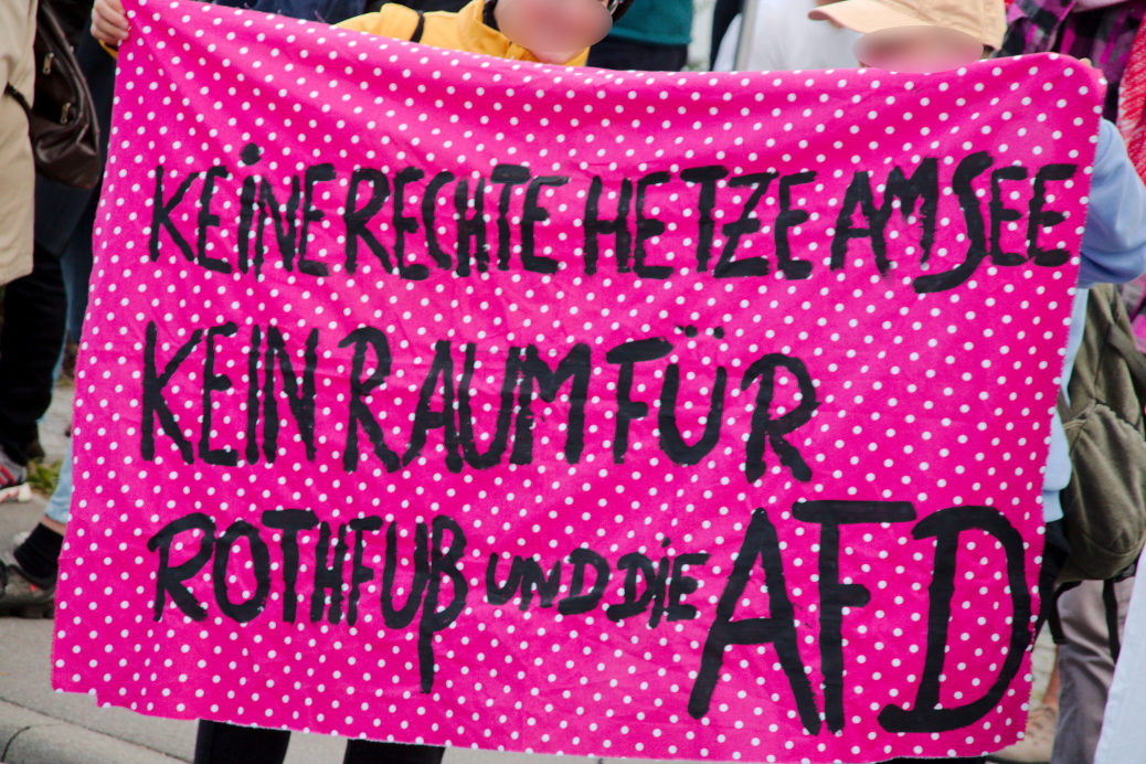 Bis zu 200 Menschen demonstrieren vor dem Weingut Peter Hornstein in Nonnenhorn gegen die AfD (Photo: Keine Stimme für Rassismus)