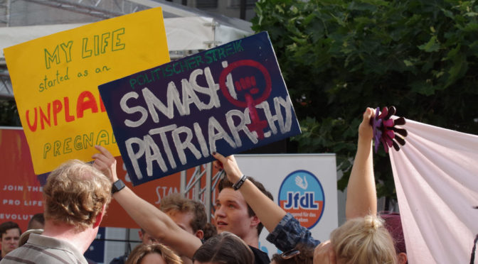 Gegen den »organisierten Antifeminismus« von ALfA und Co demonstrierten Feministinnen und Feministen bereits am 27. Juli 2019 in Augsburg.
