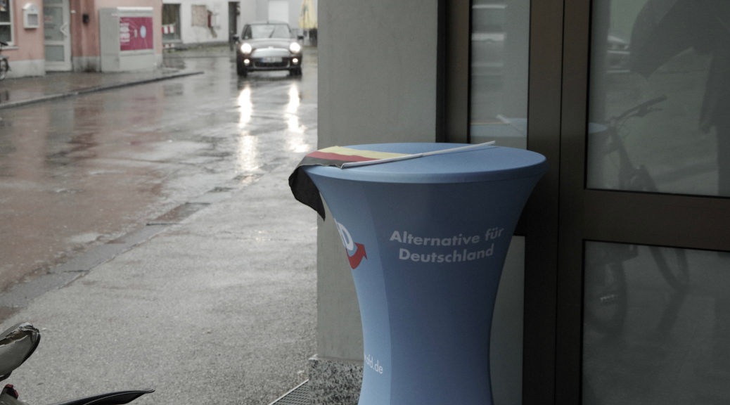 Zur Eröffnung des Wahlkreisbüros der AfD unter Christoph Maier am 5. Oktober 2019 bleibt die Türe zeitweise geschlossen, um Reporter fern zu halten.
