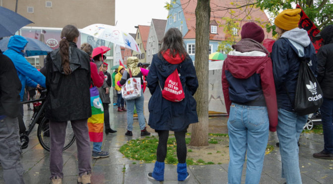Bis zu 100 Menschen demonstrieren am 5. Oktober 2019 gegen die Eröffnung des Wahlkreisbüros des AfD-Landtagsabgeordneten Christoph Maier in Memmingen.