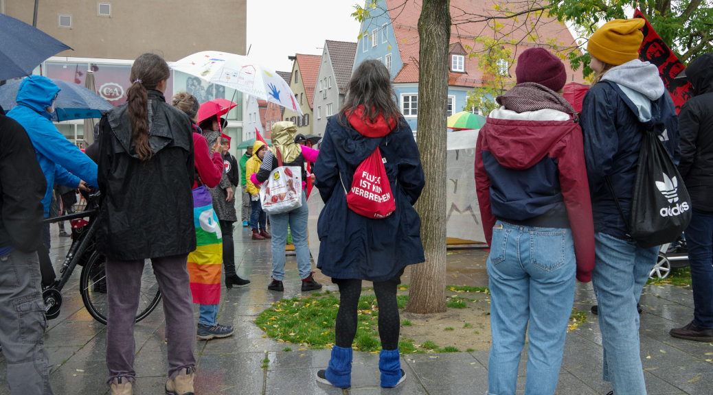 Bis zu 100 Menschen demonstrieren am 5. Oktober 2019 gegen die Eröffnung des Wahlkreisbüros des AfD-Landtagsabgeordneten Christoph Maier in Memmingen.