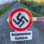 Hakenkreuze und SS-Runen schmieren Unbekannte am 16. Oktober in Lauterach an Gebäudefassaden, Fenster, Verkehrsschilder und Werbetafeln. (Bild: Polizei)