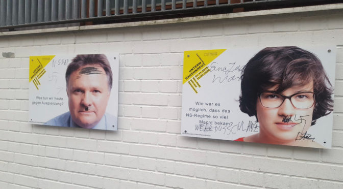 Am Kaufbeurer Rathaus beschmieren Unbekannte Plakate einer Ausstellung »Kaufbeuren unterm Hakenkreuz« mit NS-Parolen.