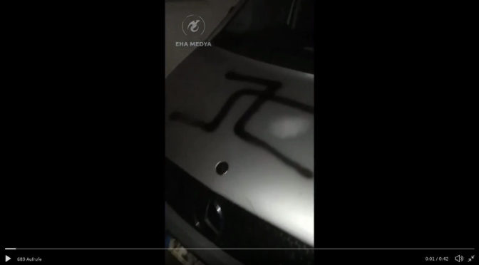 Unbekannte brechen ein Bestattungsfahrzeug auf und sprühen ein Hakenkreuz und islamfeindliche Parolen. Erst jetzt bestätigt die Polizei, dass es sich um eine Serie islamfeindlicher Straftaten in Günzburg handelt. (Screenshot twitter.com/eha_deutsch)