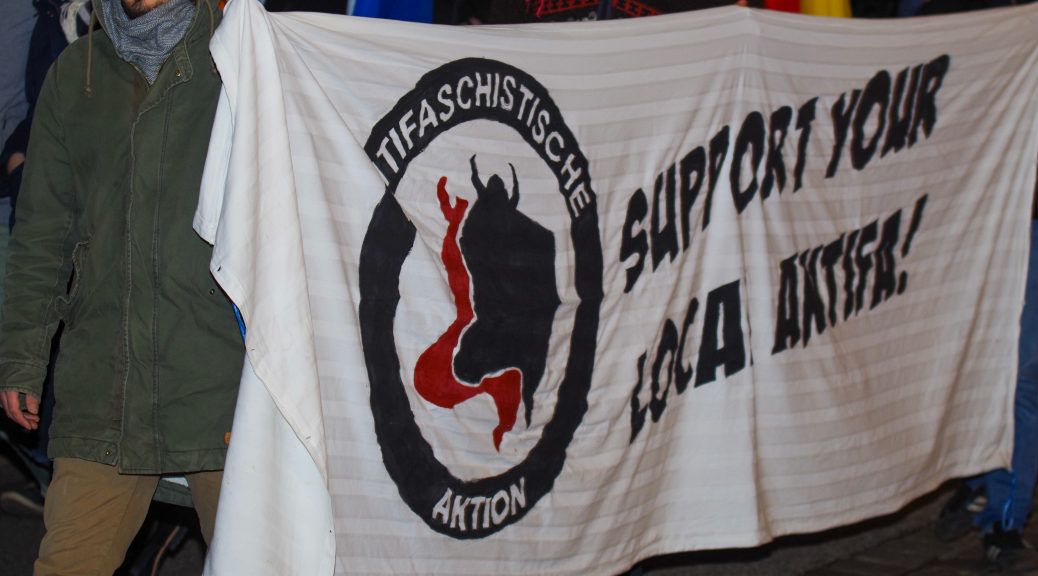 Auch das Banner der Tonne, das in Wangen jüngst die Gemüter erhitzte, war bei der Demonstration für antifaschistisches Engagement in Kempten dabei.