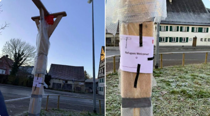 Die Polizei entfernt am 31. Dezember 2019 einen Zettel mit einem Galgen samt Strick und den Worten »Refugees Welcome!« von einem Holzpfahl in Galgen-Optik am alten Busbahnhof in Weißenhorn. (Facebook)