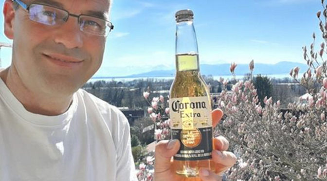 Rainer Rothfuß posiert mit einem Bier der Marke Corona am Tag der bayrischen Kommunalwahl. (Screenshot Facebook)