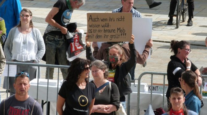 »Auch wenn ihrs nicht wissen wollt: Es ist der rechte Mob, mit dem ihr grollt«! So kritisiert eine Antifaschistin am 16. Mai 2020 die selbsternannten Querdenker in Kempten.