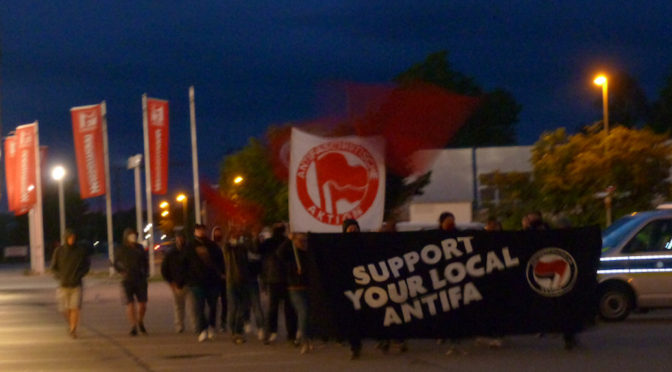 Während Voice of Anger sich am 20. Juni 2020 zur Sonnwende am Kameradschaftseigenen Clubhaus trifft, demonstrieren rund 40 Antifaschist_innen dagegen.