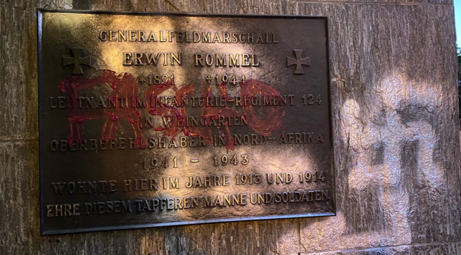 Hakenkreuz an Gedenktafel für NS-Kriegsverbrecher