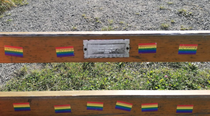 Auf einer Bank am Nordostufer des Kemptener Stadtweihers werden LGBTQ-feindliche Sprüche hinterlassen.