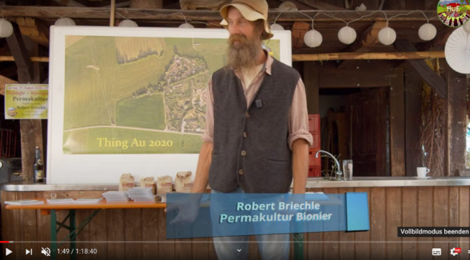 Der »Permakultur-Bionier« Robert Briechle beim Vortrag über Ökolandbau und seinen Mutterhof in der »Thing Au«. (Screenshot Youtube)