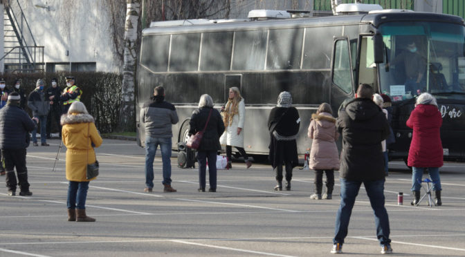 Am frühen Sonntagnachmittag  machte die sogenannte »Frauen-Bus-Tour« einen Stopp auf dem Stadionparkplatz in Memmingen.