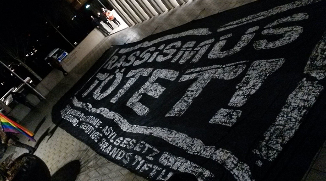 Die Polizei verhinderte, dass in Lindau ein Banner vom Parkhaus gehängt wurde. Jetzt liegt es am Boden.
