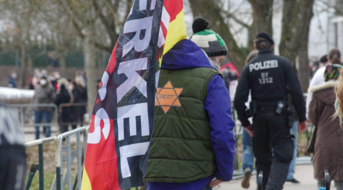 »Ungeimpft«: Dieses Schild trugen zwei Teilnehmende des Querdenken-»Lichtermarsches« am 7. März 2021 in Memmingen. Es ist dem sogenannten »Judenstern« nachgeahmt, mit dem die Nazis als solche geltenden Menschen markierten.