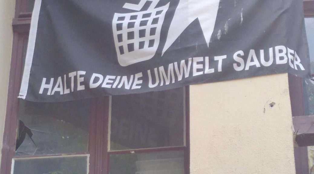 Unter einem Banner gegen Nazis schlagen Unbekannte erneut eine Scheibe am selbstverwalteten Jugendzentrum Tonne ein.