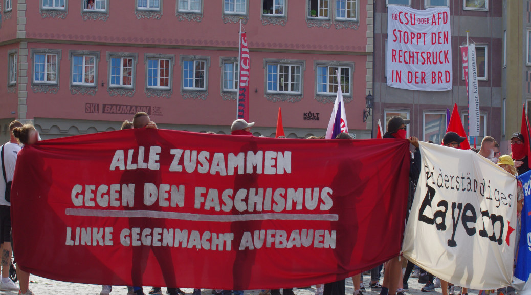 »Gemeinsam gegen den Faschismus«: Hunderte demonstrierten am 10. Juli 2021 gegen eine Wahlkampfveranstaltung der AfD in Memmingen.