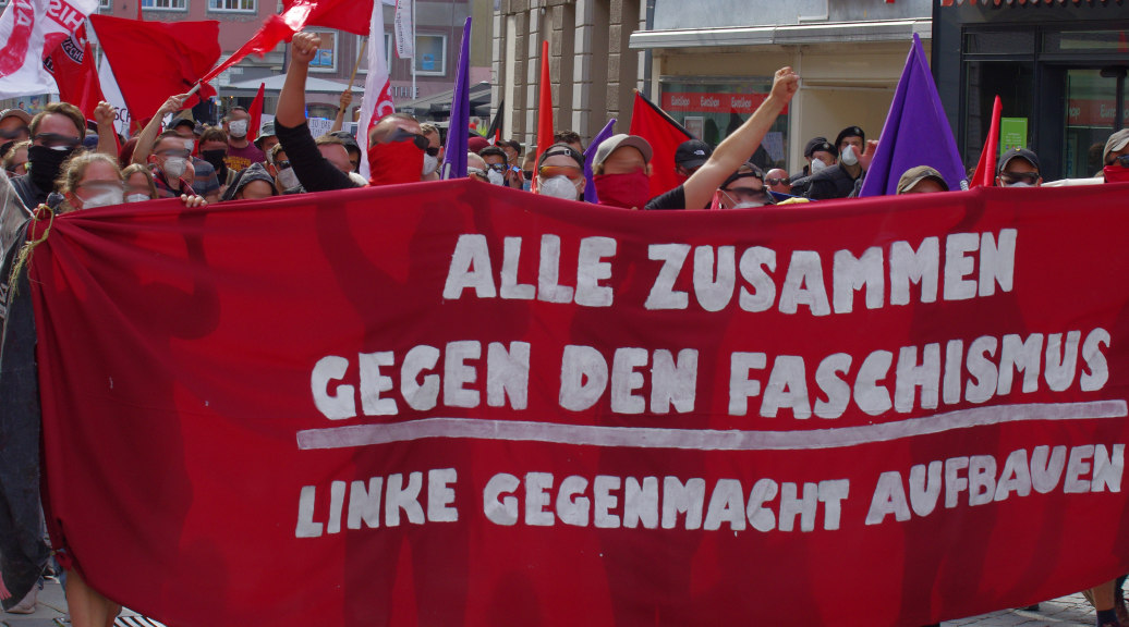 »Gemeinsam gegen den Faschismus«: Hunderte demonstrierten am 10. Juli 2021 gegen eine Wahlkampfveranstaltung der AfD in Memmingen.