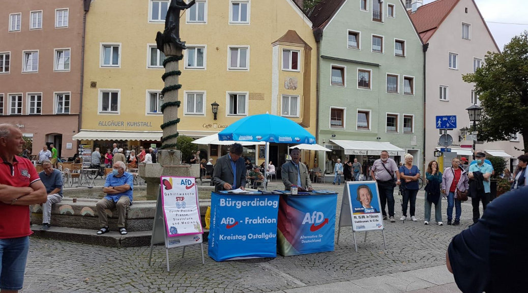 Mit der AfD würden »Rassismus und Ausgrenzung normal«, warnen die Omas gegen Rechts am 15. September 2021 am Infostand der Rechtsaußenpartei in Füssen.
