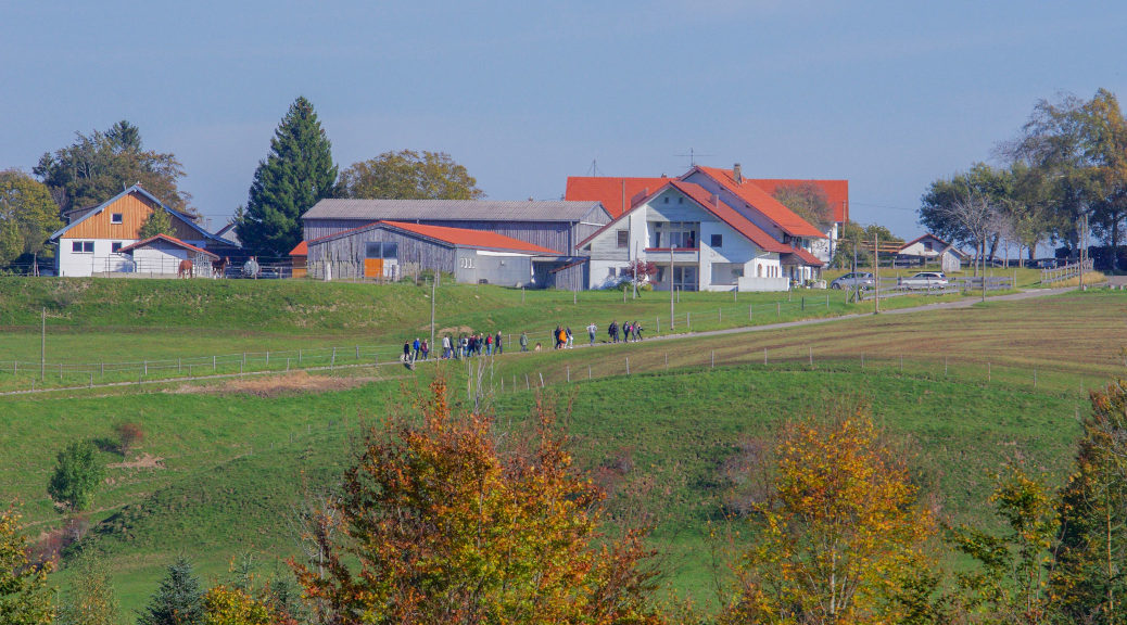 Anhänger*innen der Gruppe besichtigen das Areal in Altusried-Schmidberg, das zur völkischen »LebensOase« werden soll.