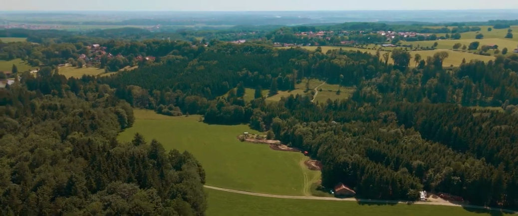 Im Video zeigt der Mutterhof Luftbilder des Landsitzes von Michaela Grimm. Im Hintergrund ist das wenige hundert Meter östlich von dem Areal gelegene Irsee zu erkennen.