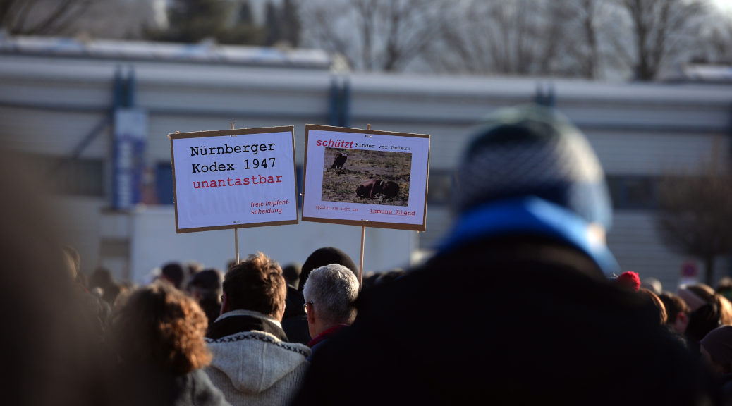 In Ravensburg beziehen sich Demonstrierende am 17. Januar 2022 auf den Nürnberger Kodex und deuten Damit an, dass es sich bei der Impfung um illegale medizinische Experimente am Menschen handelt, die der Kodex angesichts der entsprechenden NS-Verbrechen verbietet.