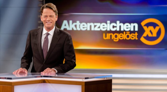Moderator Rudi Cerne im Studio von Aktenzeichen XY. (Photo: ZDF/Nadine Rupp)