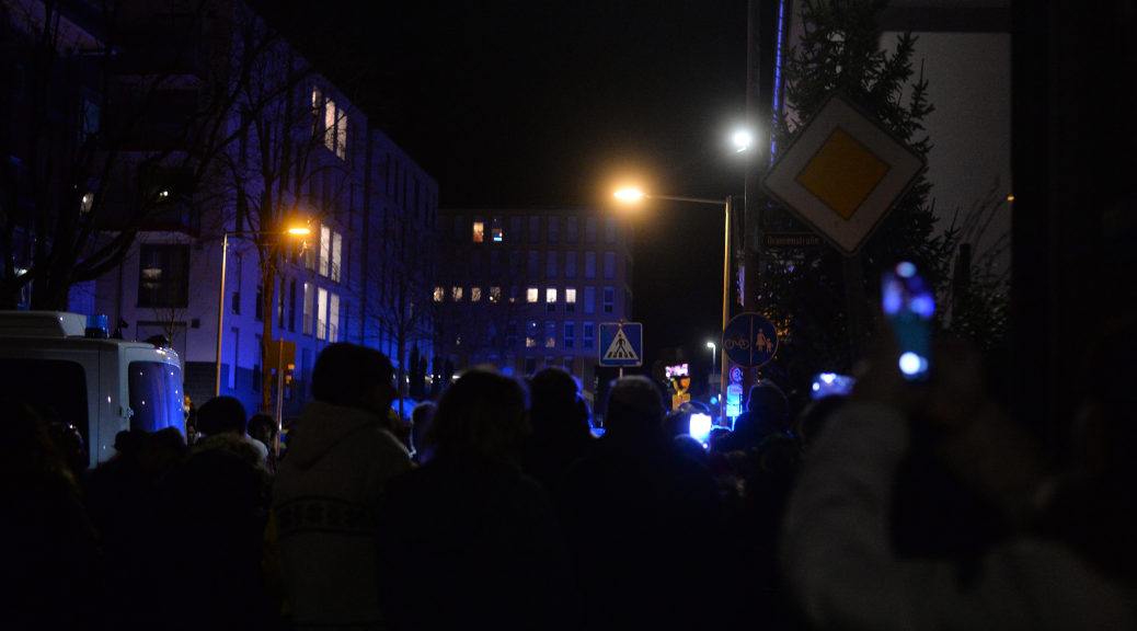 In Friedrichshafen versuchen vermeintliche »Spazierer*innen«, die Polizei zu verwirren und die Arbeit der Presse zu erschweren.