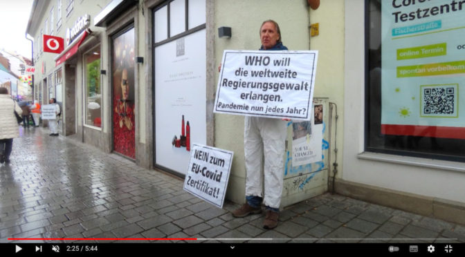 »Schild-Bürger« verbreitet am 30. April 2022 vor einem Kemptener Testzentrum Verschwörungsphantasmen einer WHO-Weltregierung. (Screenshot Youtube)