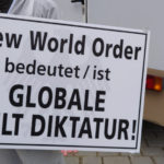 Auf einem Schild war am Samstag in Mindelheim etwa die Rede von einer vermeintlichen »New World Order«, die eine »globale Weltdiktatur« bedeute. Entsprechende Verschwörungsphantastereien erfreuen sich im Querdenken-Milieu großer Beliebtheit und tragen meist einen antisemitischen Gehalt.