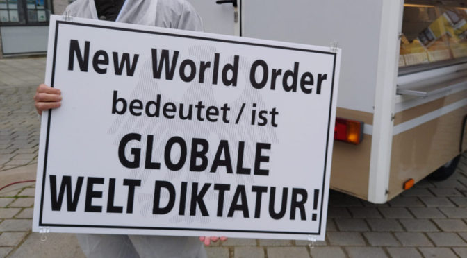 Auf einem Schild war am Samstag in Mindelheim etwa die Rede von einer vermeintlichen »New World Order«, die eine »globale Weltdiktatur« bedeute. Entsprechende Verschwörungsphantastereien erfreuen sich im Querdenken-Milieu großer Beliebtheit und tragen meist einen antisemitischen Gehalt.