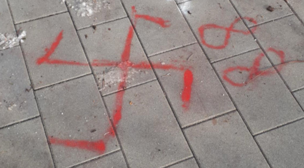 Hakenkreuz auf dem Schulweg Allgäu ⇏ rechtsaußen