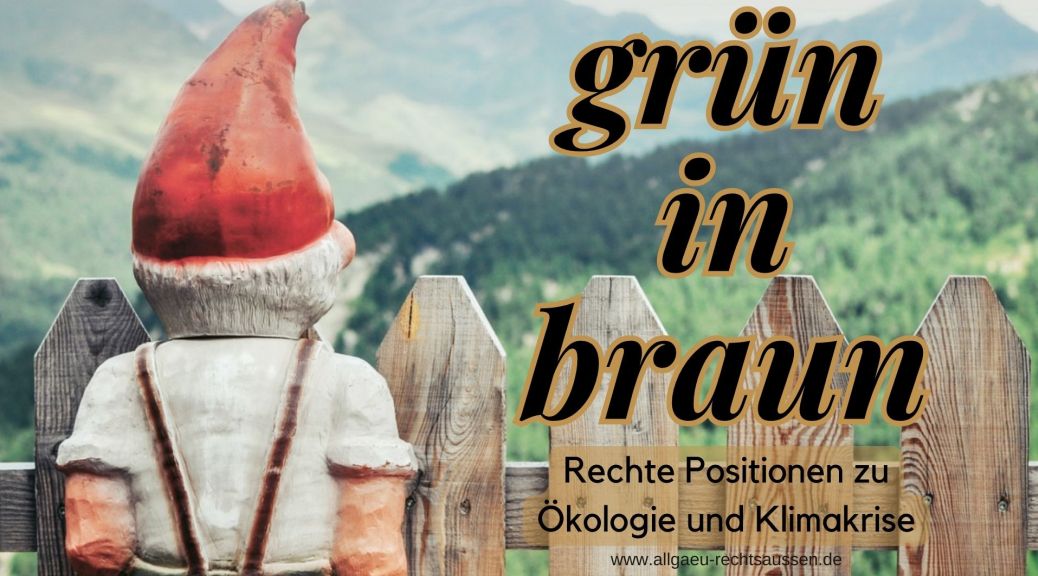 Ein Gartenzwerg von hinten, der über einen Holzzaun eine Berglandschaft im Hintergrund anschaut. Daneben der Veranstaltungstitel.
